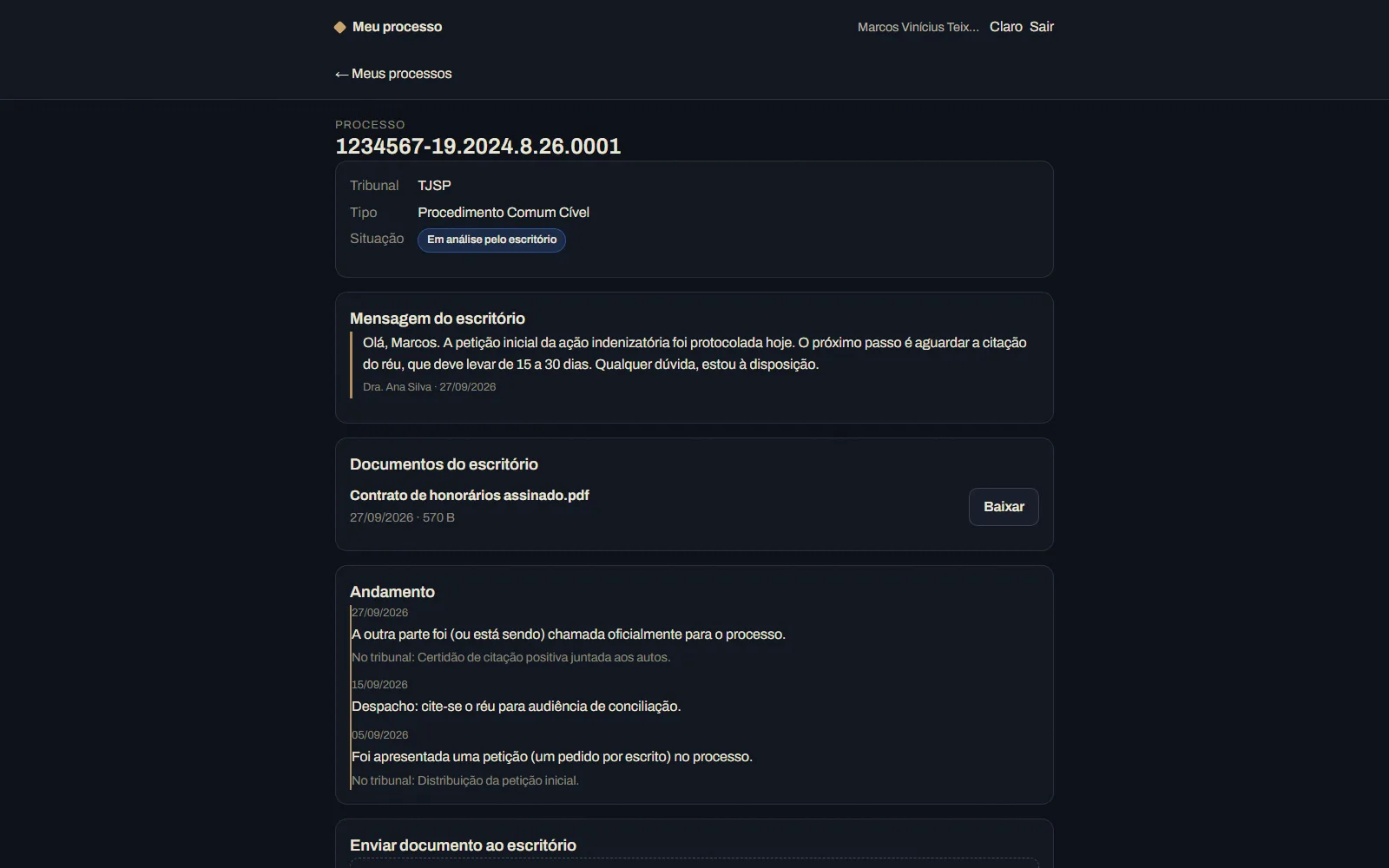 Portal do cliente com um processo aberto, a mensagem do advogado, o documento compartilhado e o envio de documento ao escritório